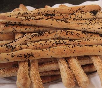 طريقة عمل البقسماط بحبة البركة مقرمش ومغذي وبمكونات بسيطة