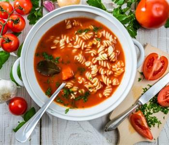 طريقة عمل شوربة الخضار بالطماطم والمكرونة خطوة بخطوة