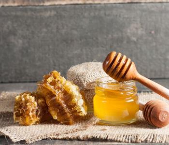 فوائد العسل قبل النوم للتخلص من الأرق