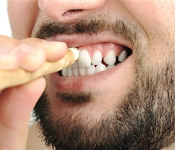 فوائد السواك للفم علاج متكامل لمشاكل الأسنان واللثة