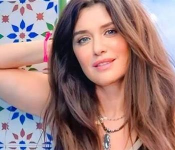غادة عادل تثير الجدل بظهورها بهوت شورت في برشلونة برفقة إنجي علي