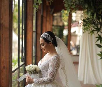 تسريحة شعر العروس المناسبة لفستان زفاف بأكمام طويلة