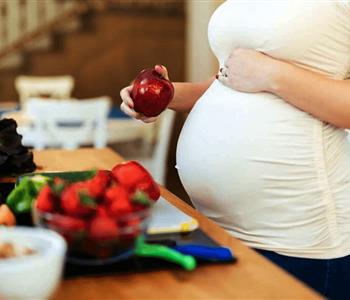 دليل العناية اليومية بالحامل.. التغذية السليمة والنوم والراحة أهمها
