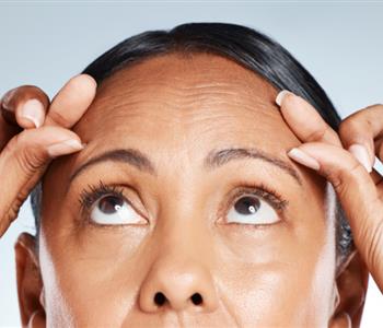 طرق طبيعية لتقليل تجاعيد الوجه وتحسين مرونته