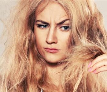 5 أخطاء شائعة تقع فيها النساء أثناء غسيل الشعر