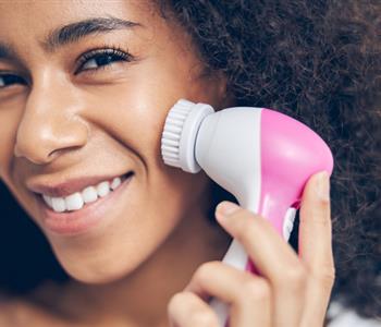 أضرار لا تتوقعيها لاستخدام فرشاة تنظيف الوجه