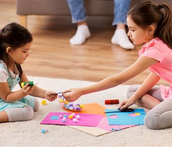 كيف تختارين الأنشطة المناسبة لتنمية مهارات طفلك حسب عمره