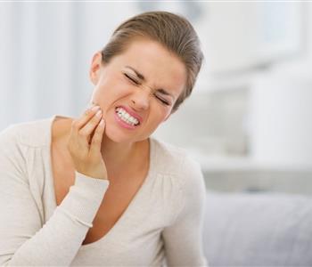 علاجات طبيعية للتخلص من ألم الأسنان في المنزل
