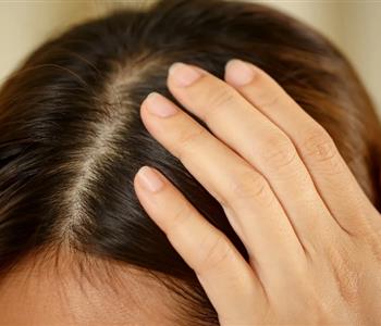 6 طرق طبيعية لتنظيف فروة الشعر