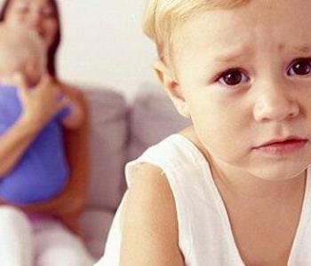 أسباب الغيرة المرضية لدى الأطفال وأهم النصائح للتعامل معها