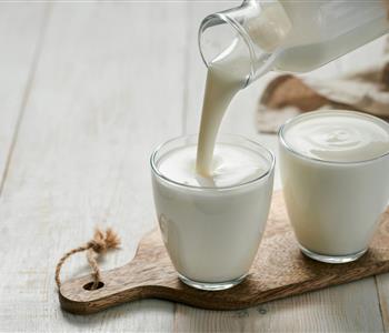 فوائد اللبن الرائب للرجال يدعم القوة البدنية