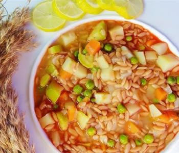 طريقة عمل شوربة الخضار بلسان العصفور وجبة مغذية وسهلة التحضير
