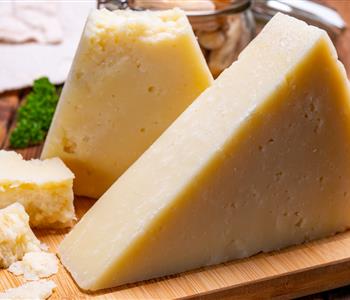 طريقة عمل الجبنة الرومي في المصانع حضريها في المنزل مثل المحلات