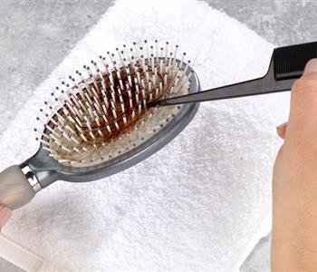 نصائح لتنظيف فرشاة الشعر بطريقة صحيحة