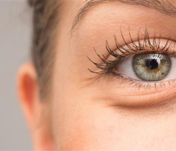 الانتفاخات المحيطة بالعيون الأسباب وطرق العلاج