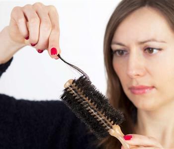 10 أسباب للصلع وتساقط الشعر عند النساء