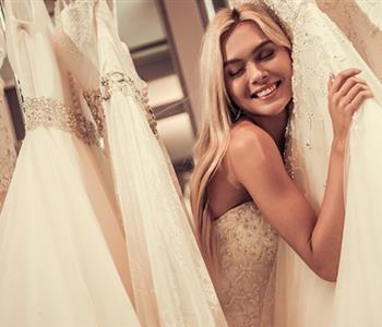 أشهر الأخطاء عند اختيار فستان الزفاف وكيف تتجنبينها