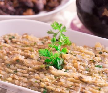 طريقة عمل البطاطس المهروسة بالباذنجان والبصل المشوي