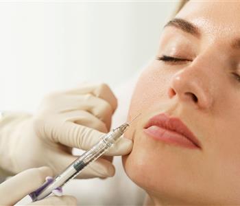 بعد أزمة الفنانة ميسرة أضرار خطيرة لاستخدام حقنة تجميل غير معقمة