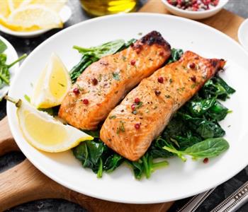 طريقة عمل السالمون بالأرز والسبانخ بخطوات بسيطة