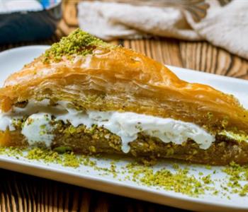 طريقة عمل البقلاوة بالفستق والآيس كريم خطوة بخطوة