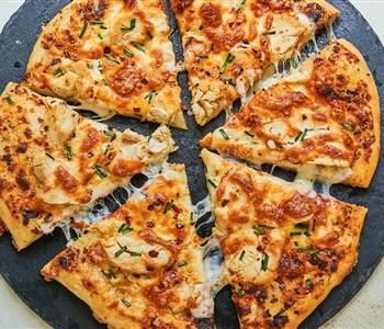 طريقة عمل البيتزا في المنزل خطوة بخطوة بالفراخ بدزن عجين