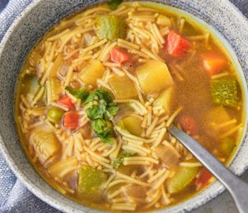طريقة عمل شوربة الخضار بالشعرية بالخطوات والفيديو