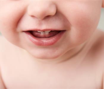 ما هي علامات تسنين الرضع وكيفية تهدئة آلامها؟