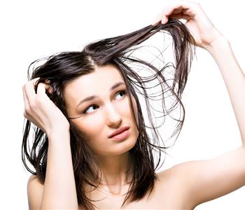 كيفية التخلص من الشعر الدهني بوصفات طبيعية مجربة
