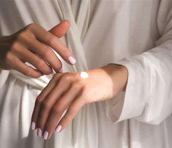 أفضل روتين يومي للعناية باليدين وتجنب الجفاف