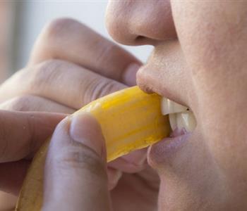 طرق لتبييض الأسنان بالمنتجات الطبيعية