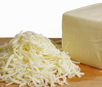 طريقة عمل الجبنة الموزاريلا في المنزل بمكونات على أد الأيد