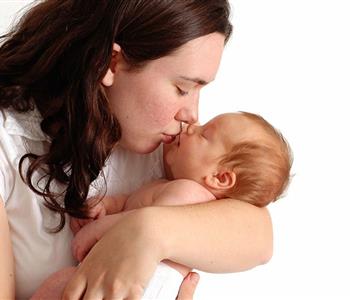 12 ضرر يصيب طفلك الرضيع من وراء تقبيله من الفم
