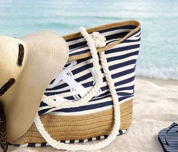 دليلك لاختيار حقيبة الشاطئ المثالية في موسم الصيف