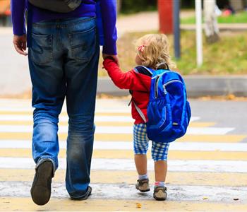 كيف تهيئ طفلك للذهاب إلى المدرسة لأول مرة