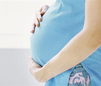 الإفرازات الخضراء خلال الحمل.. الأسباب والعلاج