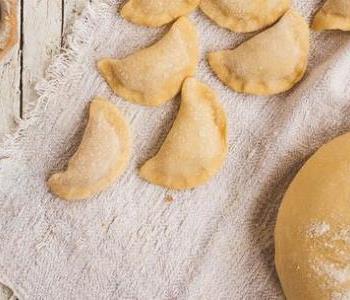 طريقة عمل عجينة السمبوسك البيتي سهلة واقتصادية ولذيذة