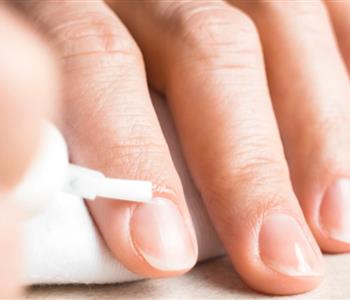 أفضل الزيوت الطبيعية لتقوية الأظافر وتغذيتها دليل شامل للعناية بجمالك