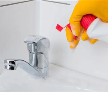 استخدامات الكلور في تنظيف الحمام وكيفية الاستفادة منه بأمان