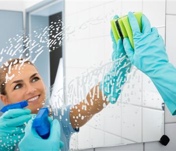 أفضل طريقة لتنظيف مرآة الحمام والنتيجة مذهلة