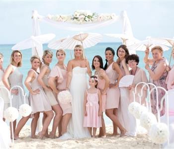 11 نصيحة لاختيار ملابس مناسبة لحضور حفل زفاف على البحر
