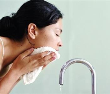5 أخطاء تجنبي فعلها عند غسل وجهك