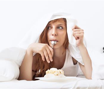 8 أضرار لتناول الطعام قبل النوم و8 أكلات تجنبي تناولها ليل ا