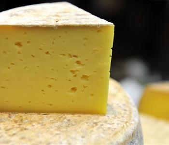 طريقة عمل الجبنة الرومي في البيت بأبسط المكونات