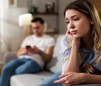 تأثير العمل والانشغال على العلاقة الزوجية وكيفية تجاوز الخلافات الناتجة عنه