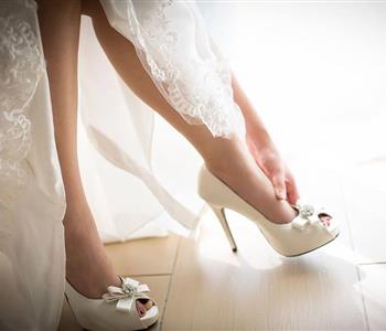 تمتعي بحذاء أنثوي أنيق وتجنبي ألم الكعب العالي في حفل زفافك بهذه النصائح