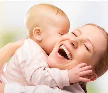 5 علامات لحب الرضيع وتعلقه بكِ