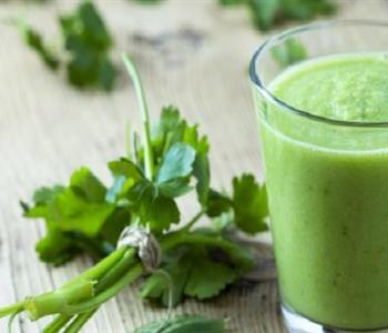 ماذا يفعل عصير الكزبرة الخضراء لجسمك عند شربه قبل النوم