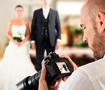 5 نصائح لإطلالة أكثر راحة وثقة أمام الكاميرا في صور زفافك