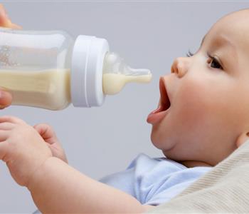 7 نصائح لرضاعة صناعية آمنة لطفلك
